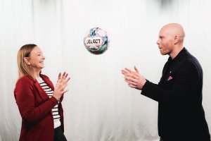 Hege Jørgensen, daglig leder i Toppfotball Kvinner, og Stian Bergerud, leder for samarbeid og innovasjon, i Thon Hotels. Foto: Sigve Mejdal/NPG Sport & Communication