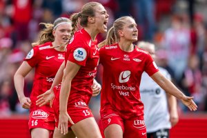 Kaptein Marthine Østenstad og resten av Brann kjenner lukten av Champions League, men bergenserne må holde dampen oppe. Denne runden får de besøk av lillesøster Åsane til et svært viktig bergensderby. Foto: Marius Simensen / Bildbyrån