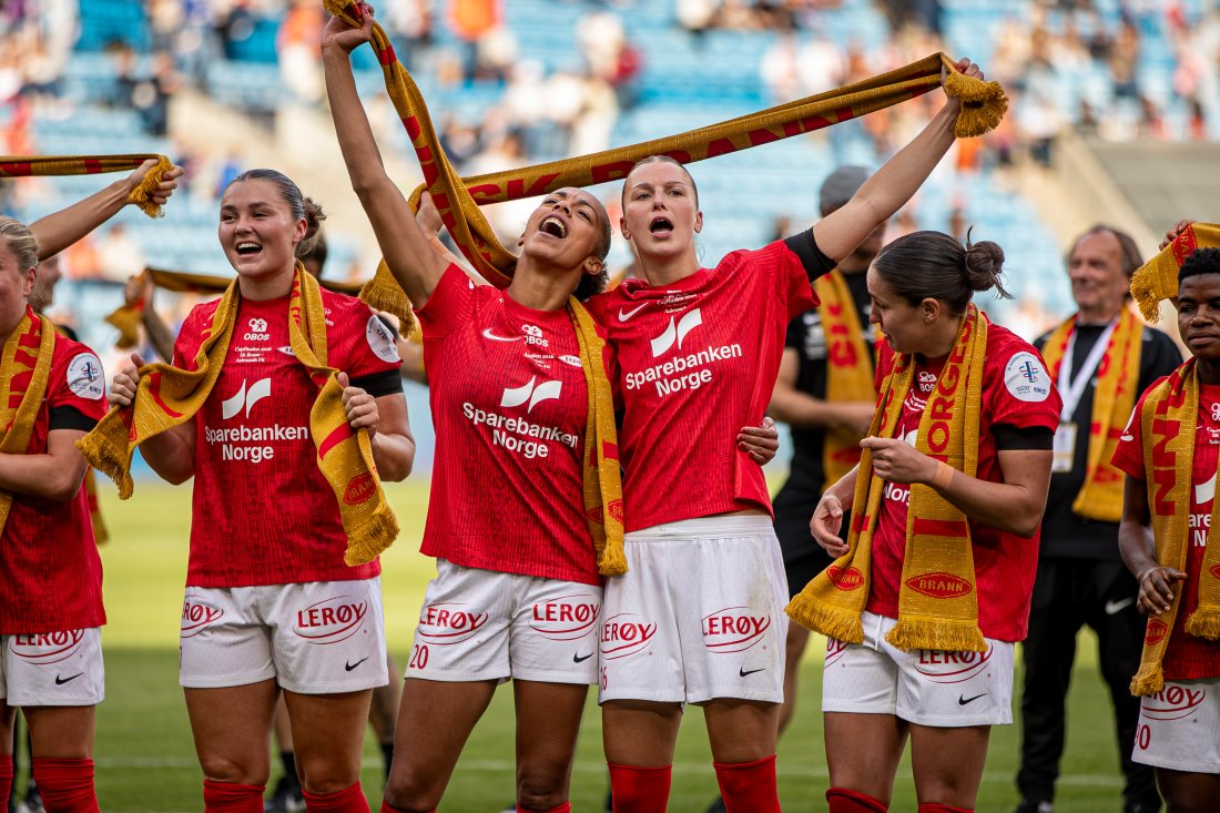 CUPMESTER: For en uke siden feiret de cupgullet. Nå fortsetter jakten på The Double for Josefine Birkelund, Dilja Yr Zomers og resten av Brann. Foto: Odd Sindre Tonning
