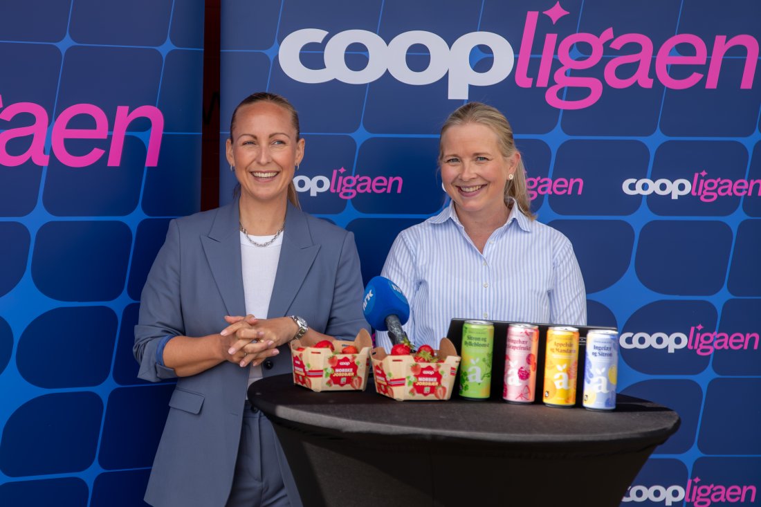 Marianne Solheim, daglig leder i Toppfotball Kvinner (t.v.) og Vibeke Trasti, markedsdirektør i Coop Norge under lanseringen av avtalen.