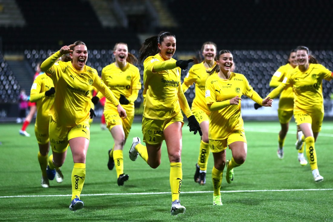 Bodø/Glimt feirer scoring på overtid i sesongens første kamp mot Røa på Aspmyra. Fra venstre ser vi Lærke Hammer, Avery Snead, Mathea Theting.