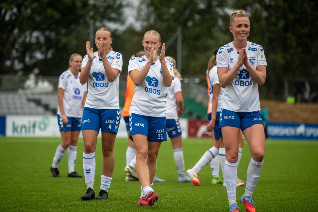 Kolbotn-spillerne (f.v.) Anna Bure Pettersen, Lea Brandstadmoen Ellingsen og Tiril Haga klapper mot fansen etter seieren mot Røa tidligere denne sesongen.