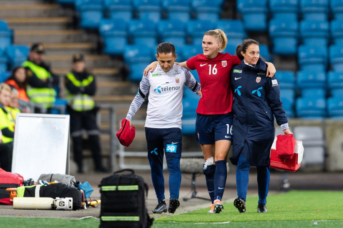 Kristine Leine går av banen mot Brasil. Får hjelp fra legeteamet til Norge.