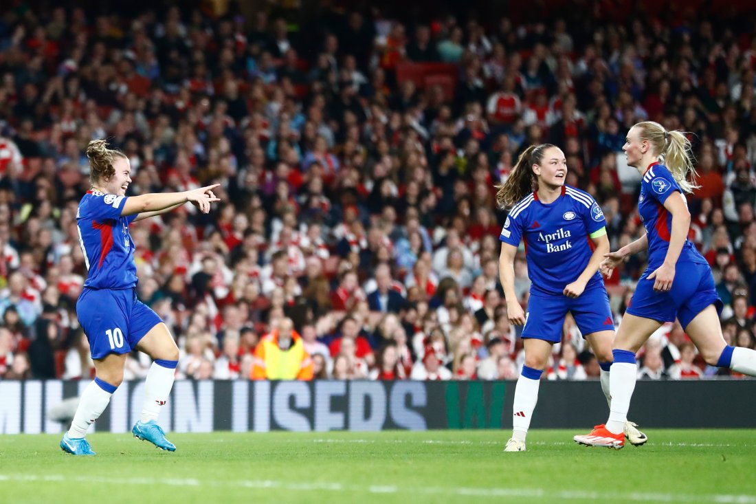 Olaug Tvedten, Janni Thomsen og Karina Sævik feirer et Vålerenga-mål på Emirates Stadium i London mot Arsenal.