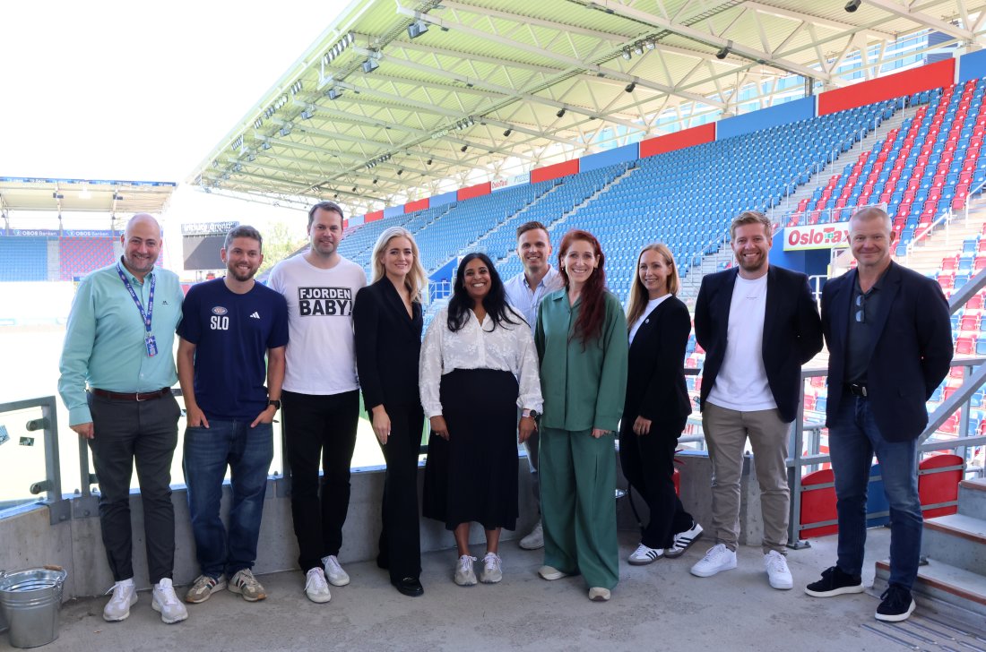 Representanter fra fotballen, NFF, NTF, politikere og supporterne samlet på Intility Arena.