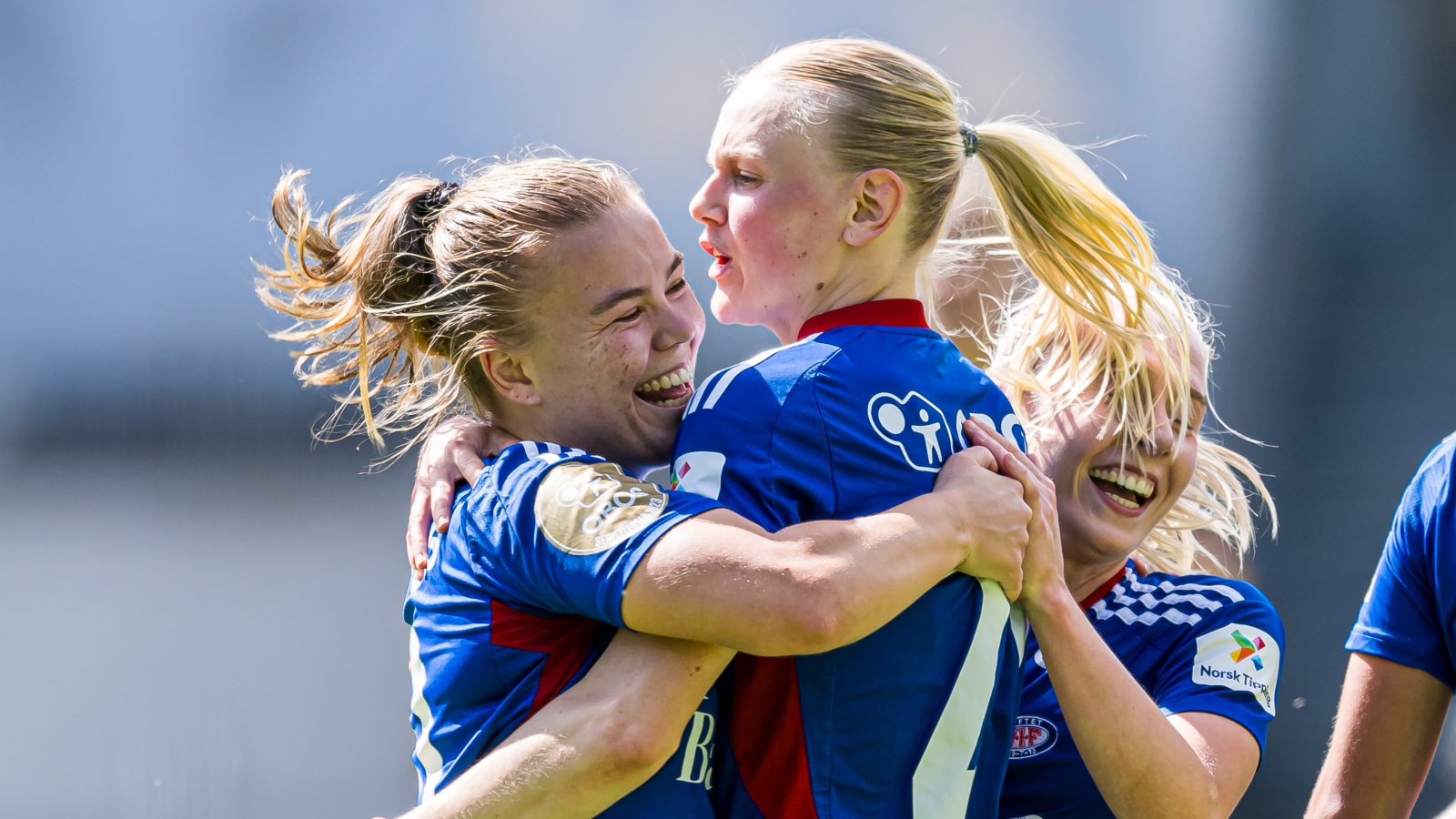 Olaug Tvedten og Karina Sævik sikret seriegullet for Vålerenga mot Kolbotn. Foto: Marius Simensen / Bildbyrån