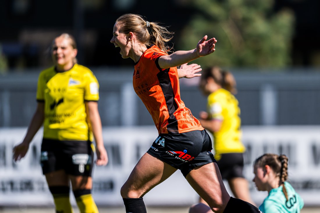Marie Myhrvold Seim feirer scoring for Åsane mot Start i 1. divisjon denne sesongen.