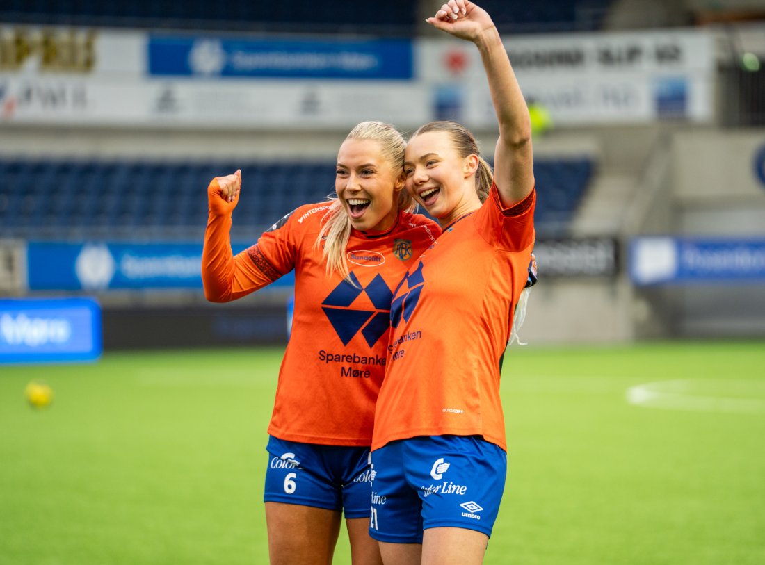 MÅLSCORER: Sanne Lekven (t.v.) feirer seieren mot Rosenborg med Daniela Gudnadottir. Foto: Kristian Moe