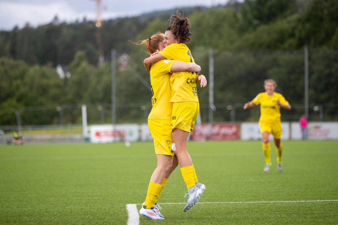 JUBEL: Anna Johansen og Claudia Cagnina feirer scoring mot Kolbotn. Foto: Odd Sindre Tonning / TFK