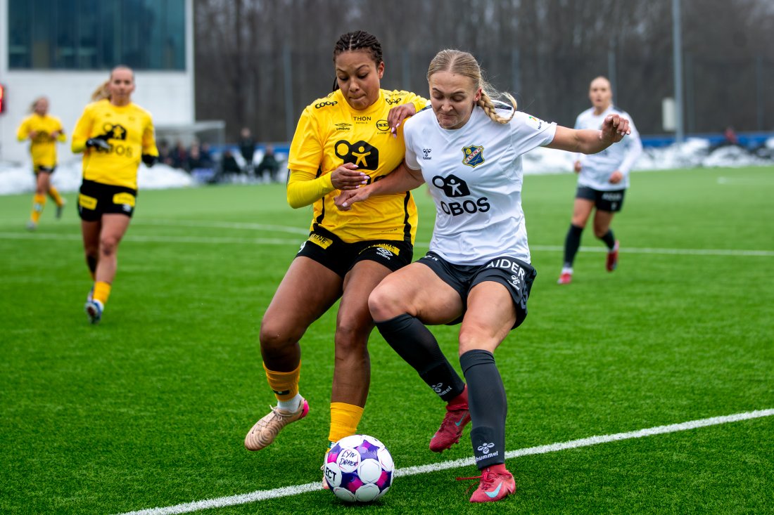 FINNER: Jasmin Mansaray (t.v.) er en av flere finner som har inntatt LSK Kvinner de siste årene. Foto: Odd Sindre Tonning / TFK