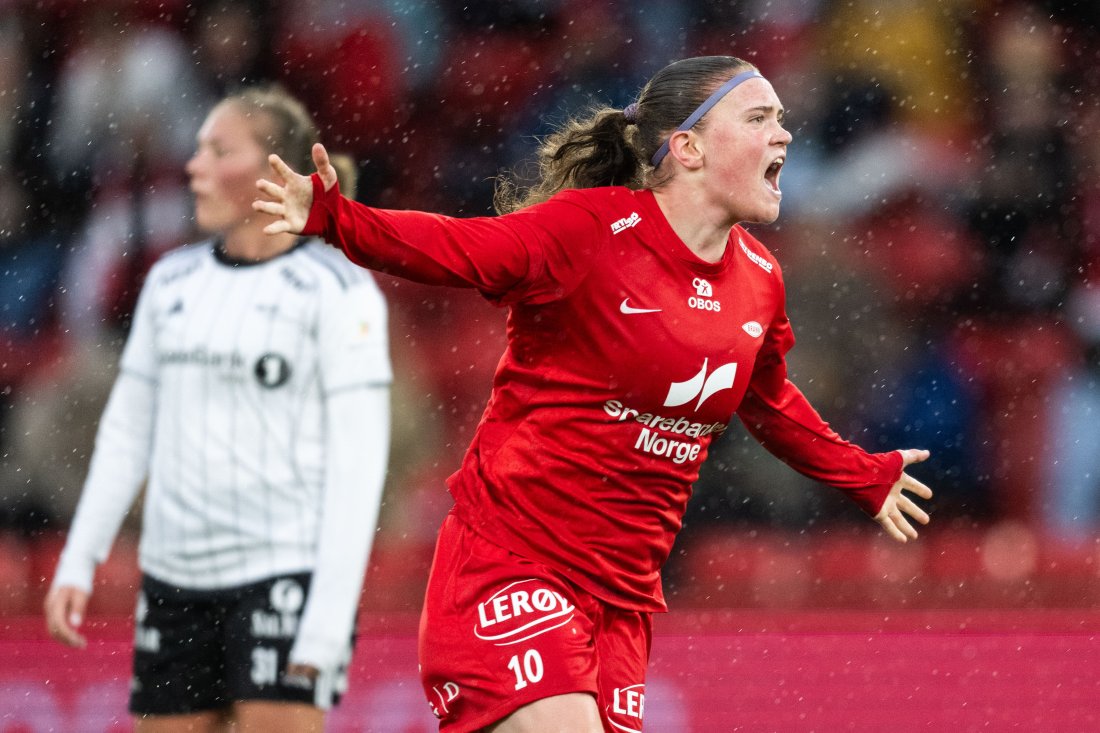 Signe Gaupset feirer scoring mot Rosenborg på Brann Stadion.