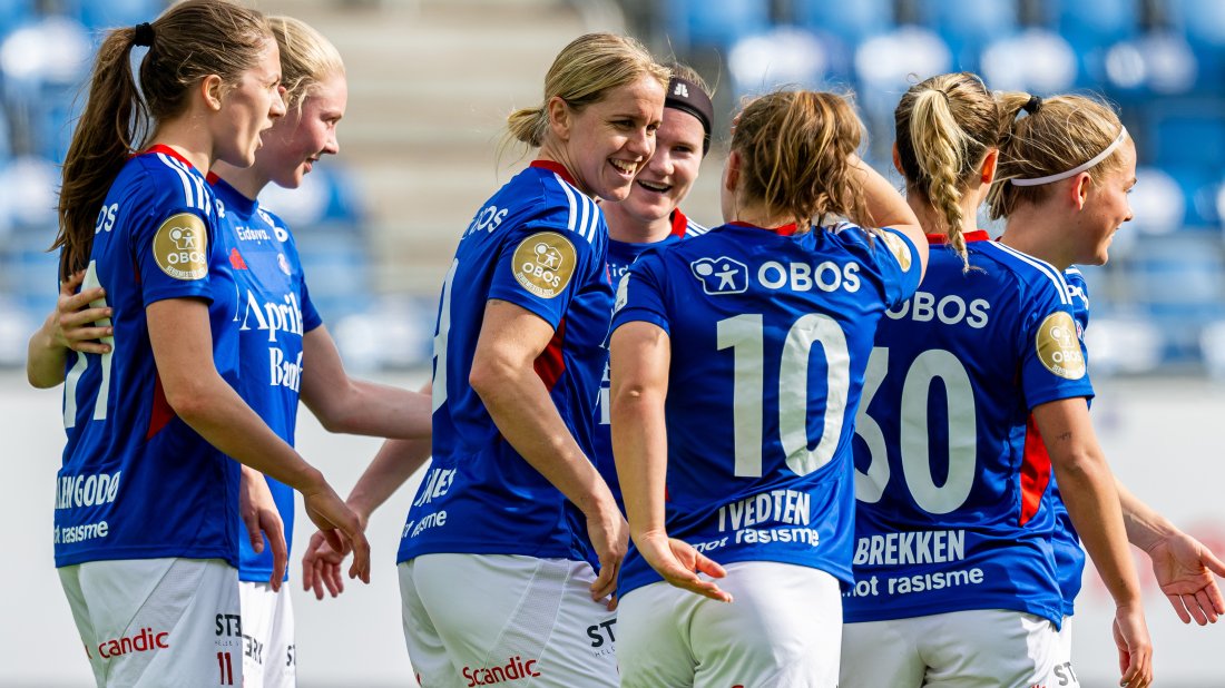 Vålerenga feirer et mål mot Kolbotn. Elise Thorsnes får high five av Olaug Tvedten.