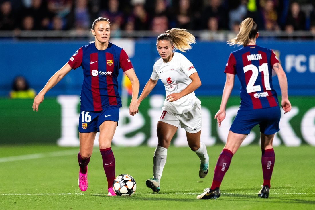 Branns Johanna Renmark i duell med Barcelonas Fridolina Rolfö i Champions League forrige sesong. Keira Walsh står med ryggen til kameraet.