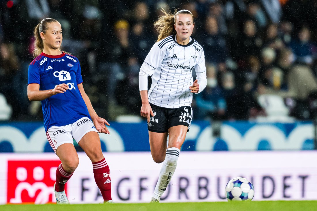 Selma Pettersen og Cille Nilsen i duell om ballen på Lerkendal da Vålerenga og Rosenborg møttes et par uker før cupfinalen.