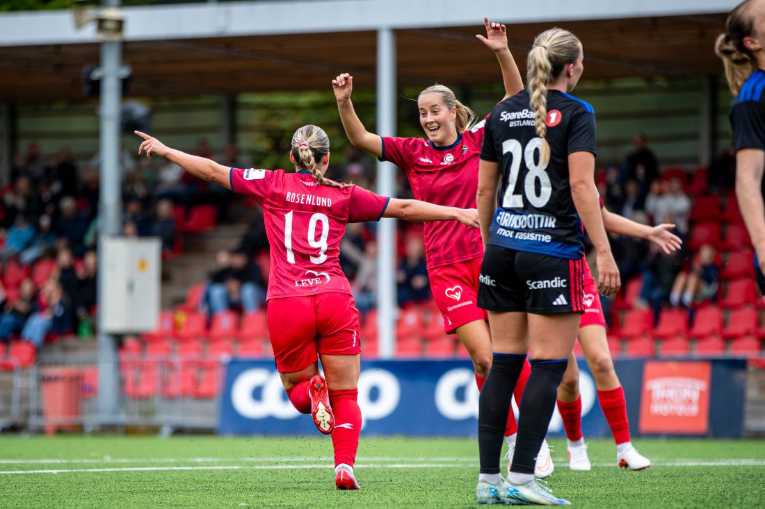 FEIRER: Kaja Rosenlund og Mina Folland jubler etter en scoring mot Vålerenga. Foto: Odd Sindre Tonning / TFK