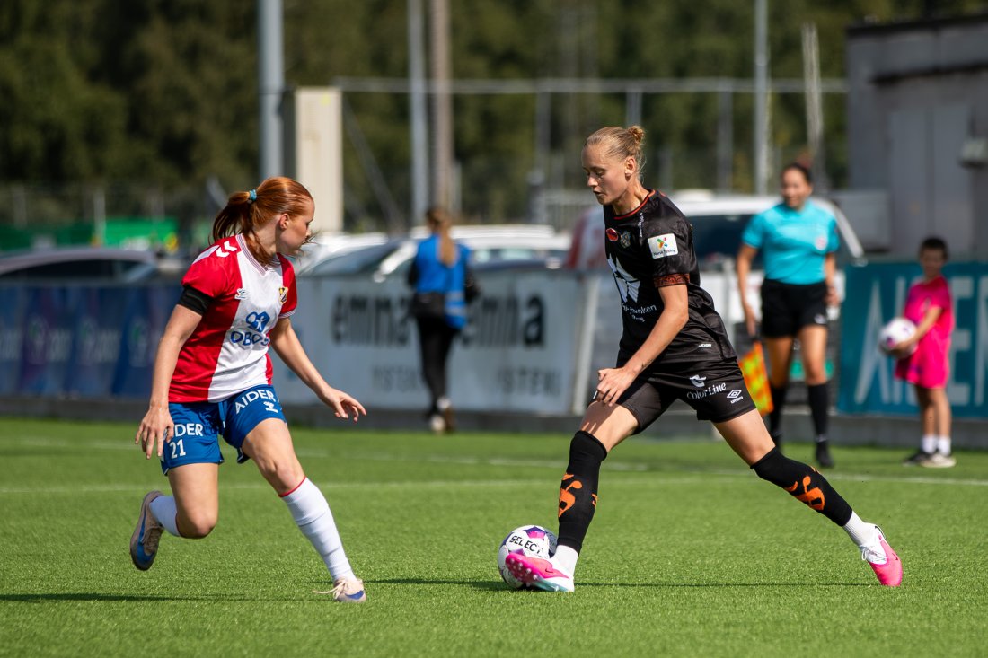 TILBAKE: Nora Håheim (t.h.) var tilbake i Toppserien forrige runde etter overgangen fra Paris FC. Foto: Odd Sindre Tonning / TFK