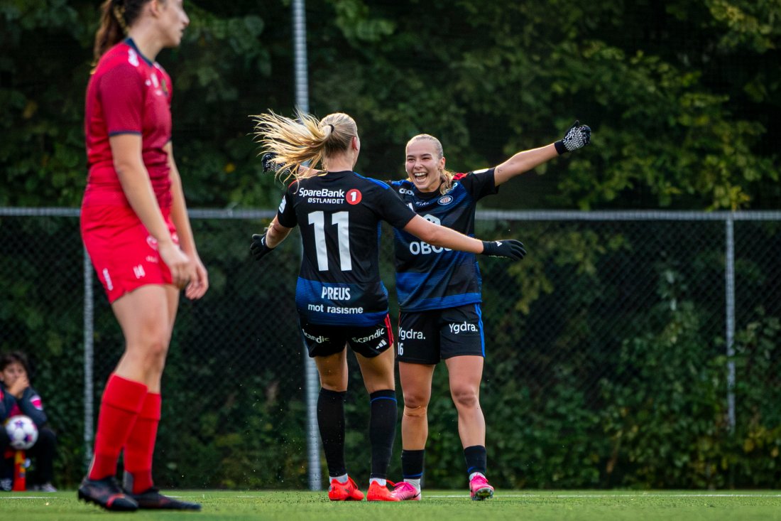MÅL: Ronja Arnesen og Marie Moen Preus feirer scoring mot Røa forrige helg. Foto: Odd Sindre Tonning / TFK