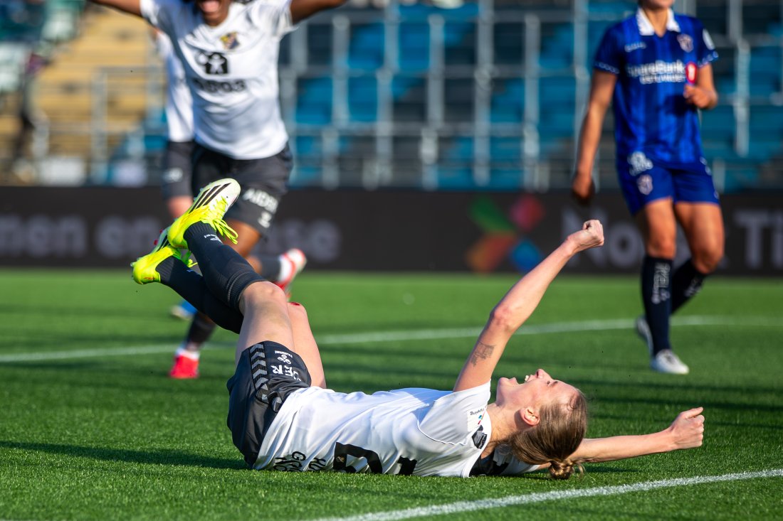 JUBEL: Kristin Holmen feirer sin kampavgjørende scoring mot Stabæk i seriepremieren. Foto: Odd Sindre Tonning / TFK