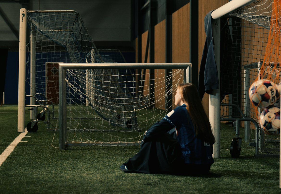 Spillerne ble sminket av Aurora Hay og Zahra Laine og stylet av Ebba Lund og Kaisa Haga før fotoshooten. Foto: Elias Mijit