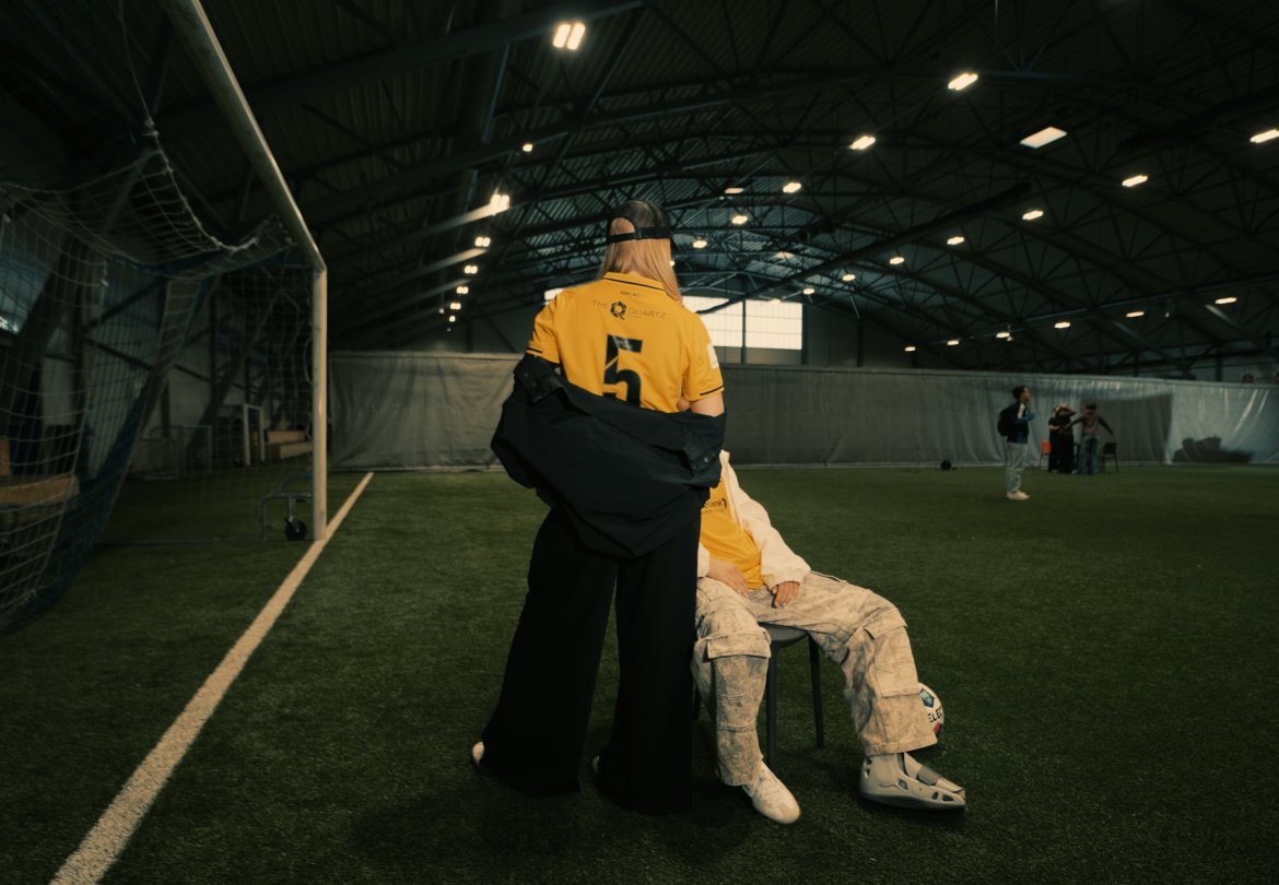 Spillerne ble sminket av Aurora Hay og Zahra Laine og stylet av Ebba Lund og Kaisa Haga før fotoshooten. Foto: Elias Mijit