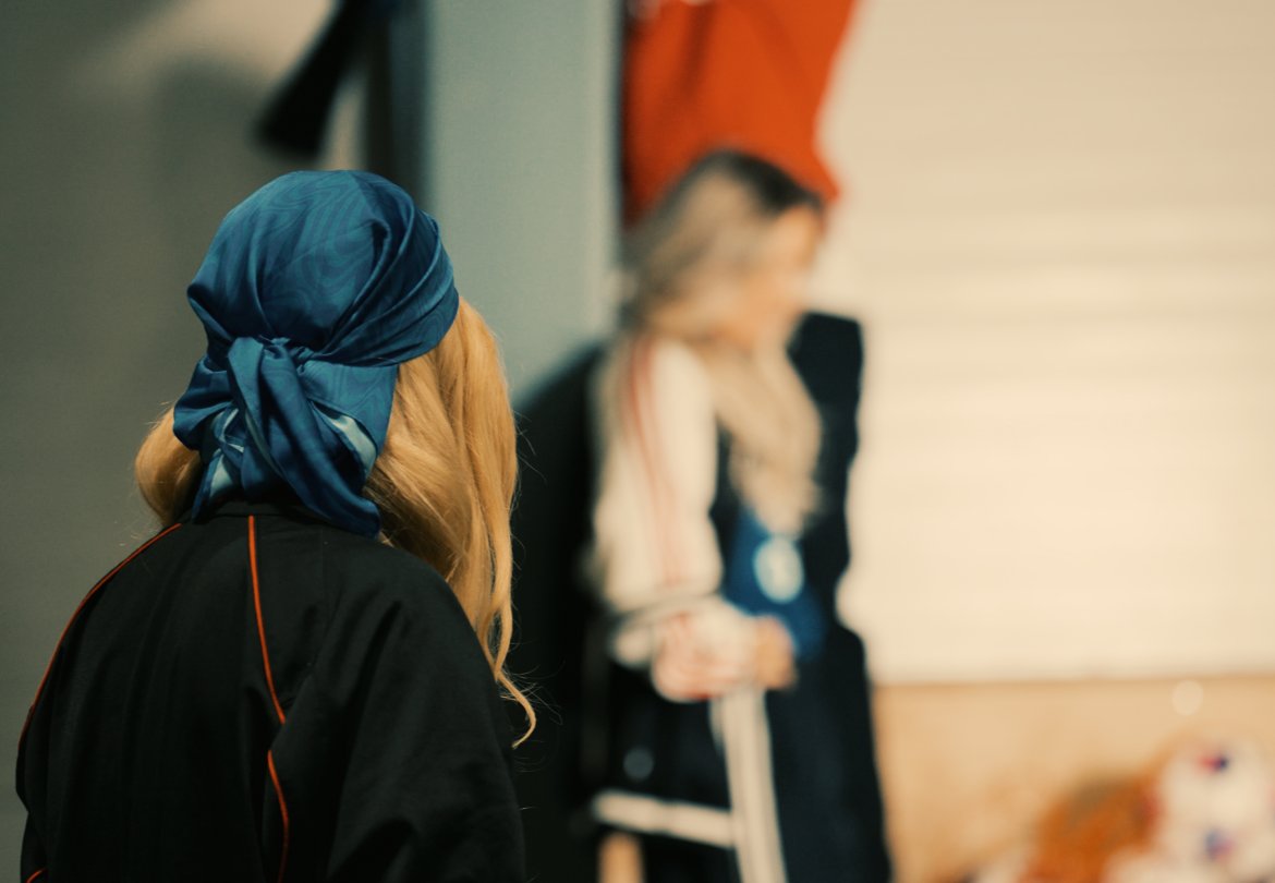 Spillerne ble sminket av Aurora Hay og Zahra Laine og stylet av Ebba Lund og Kaisa Haga før fotoshooten. Foto: Elias Mijit