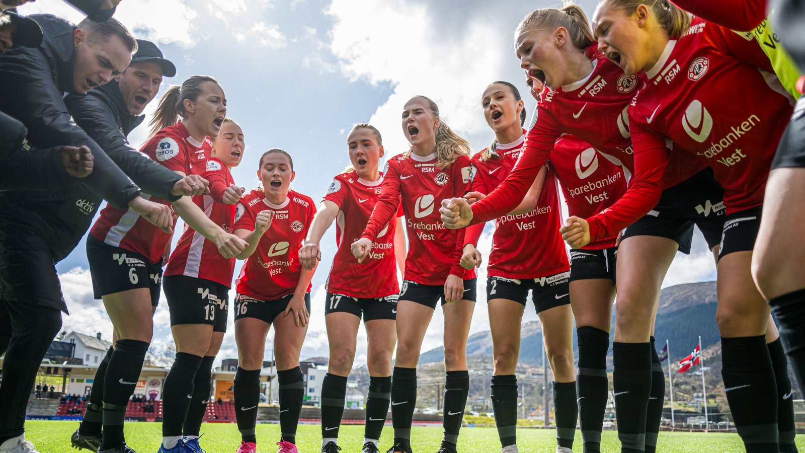 Tabelljumbo Arna-Bjørnar er på desperat poengjakt. Kan de sjokkere medaljejagende LSK Kvinner? Foto: Marius Simensen / Bildbyrån