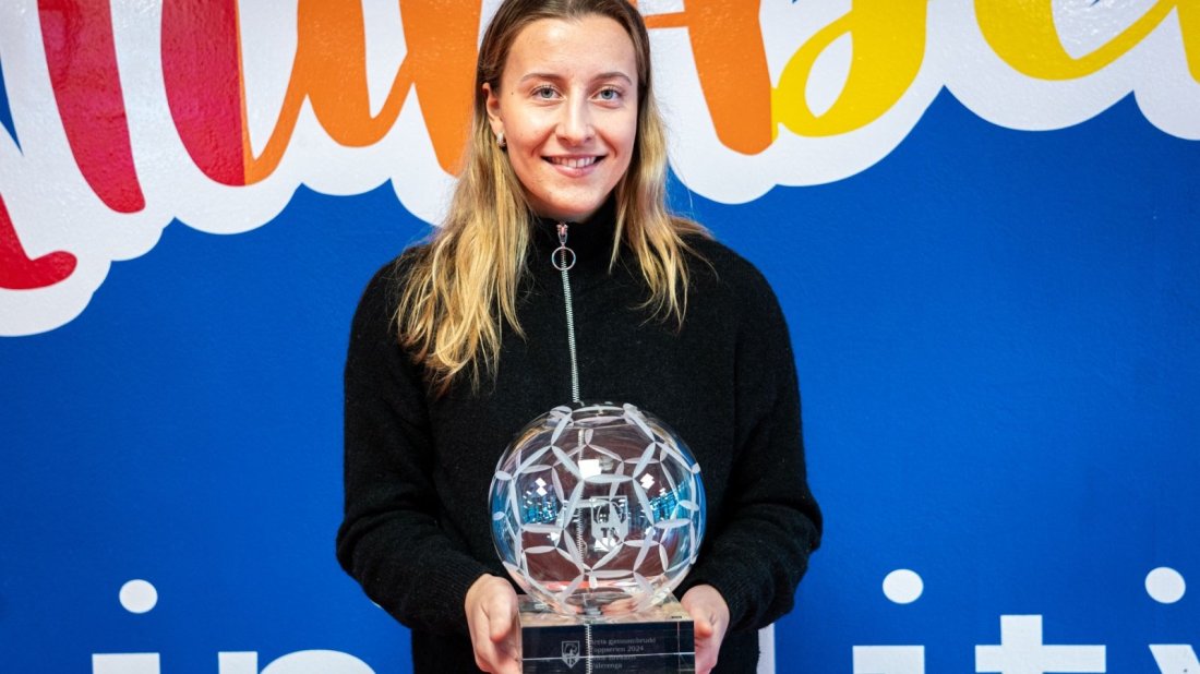 Stine Brekken står med troféet for Årets gjennombrudd i Toppserien.