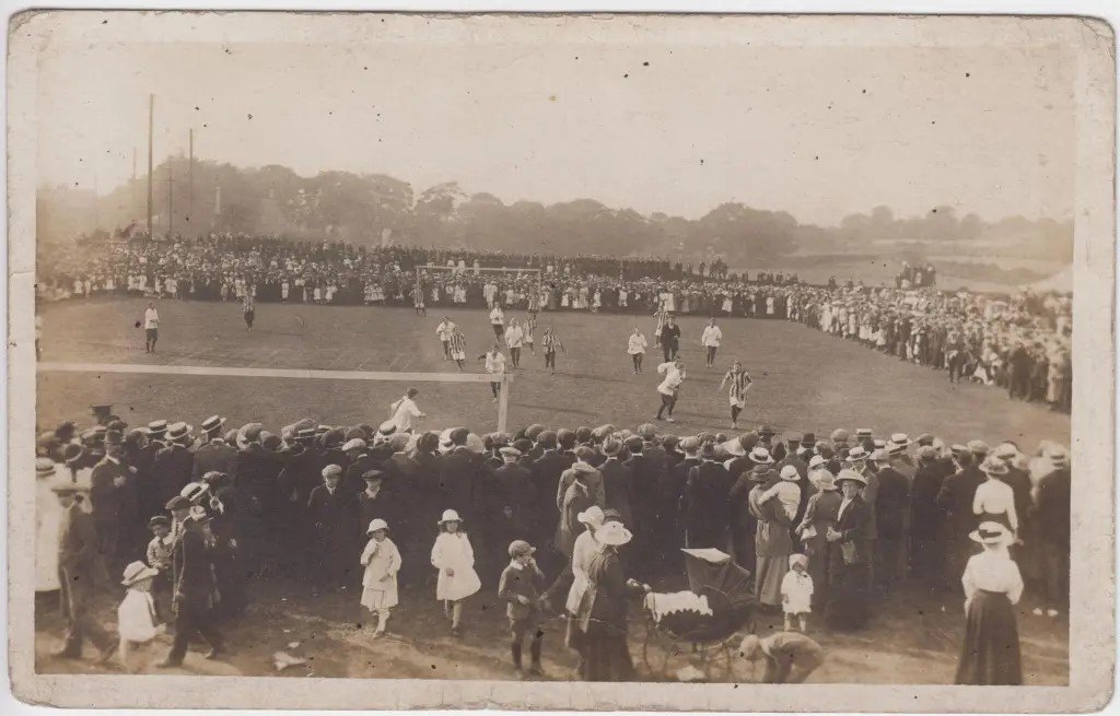 En kvinnekamp foran et stort publikum muligens lokalisert i Winslow, Buckinghamshire rundt 1910-1920. Foto: Social History Images Alamy Stock Photo