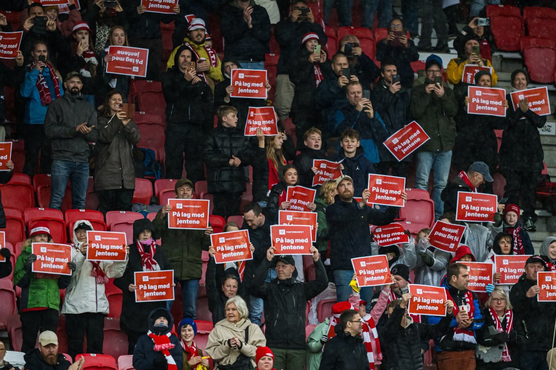 Fagforbundet mobiliserte sine medlemmer til fotballfest på Brann Stadion da Rosenborg kom på besøk. Foto: Marius Simensen / Bildbyrån