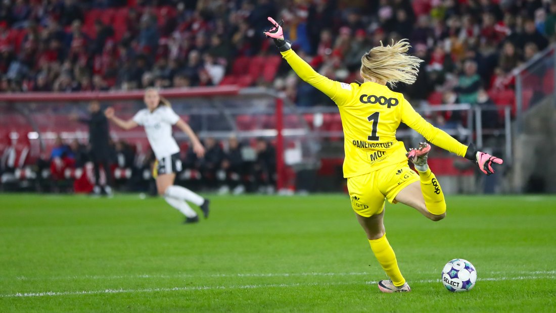 Selma Panengstuen for Brann slår en lang ball mot Rosenborg.